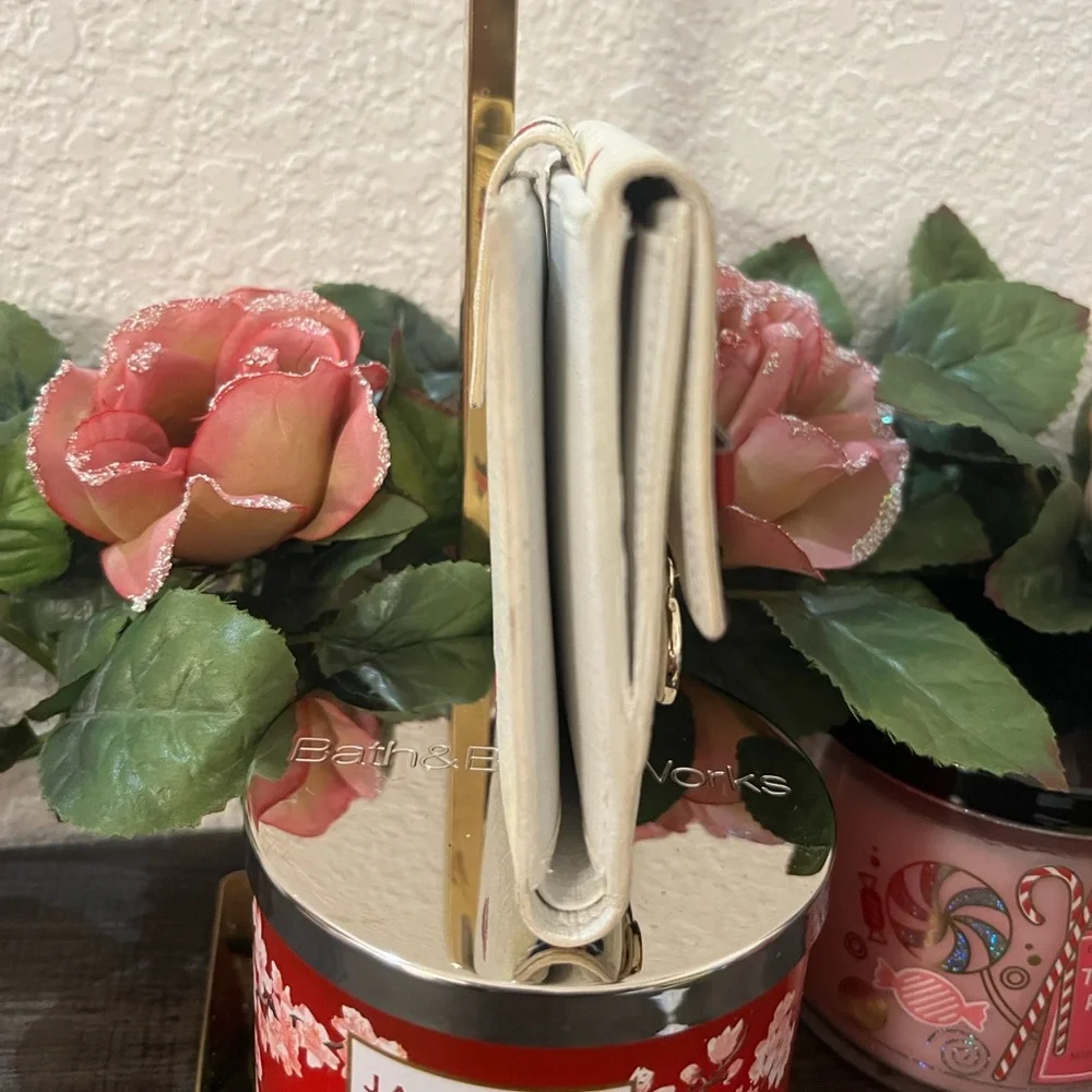 ⭐️Gucci PVC Leather Ribbon Heart Bifold Wallet - Picture 4 of 16